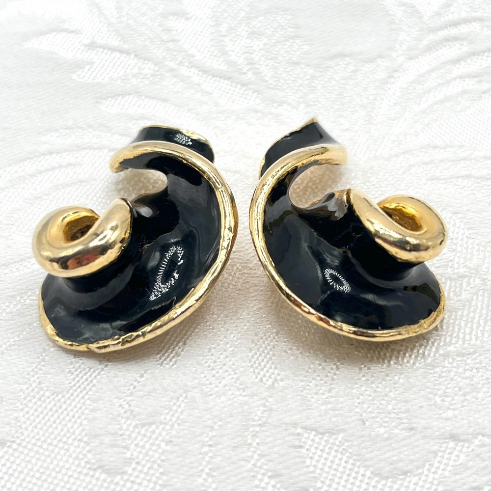 Vintage Chunky Heavy 80s Ribbon Black Enamel on Gold Tone Metal Clip-On Earrings - Picture 10 of 10